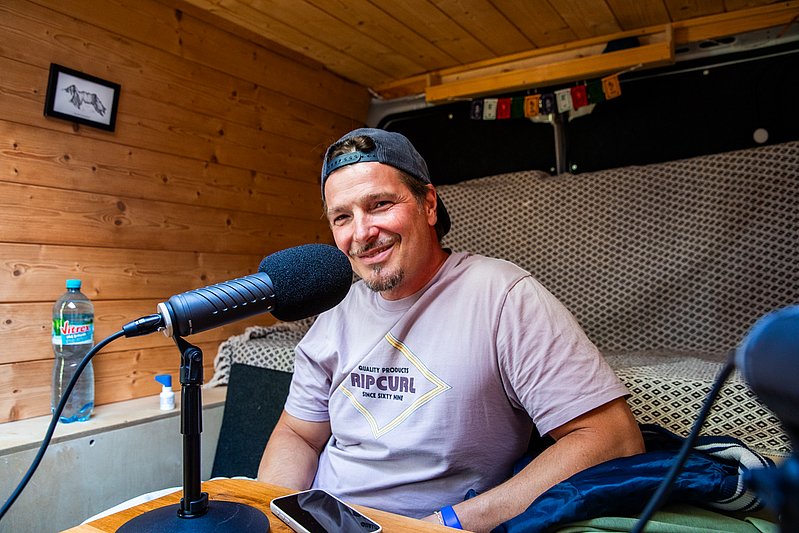 Musicaldarsteller Jan Ammann im Podcastbus