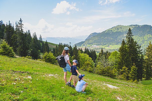 Familie beim Wandern im Allgäu