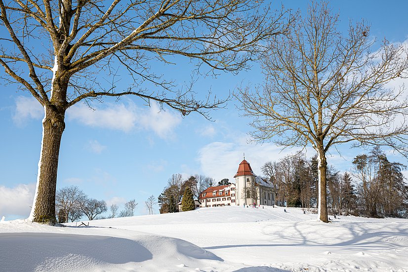 Kirche Gottesberg in Schneelandschaft