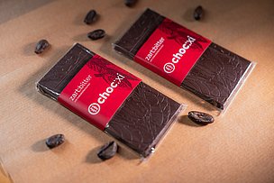 Zwei fertig verpackte Tafeln Schokolade
