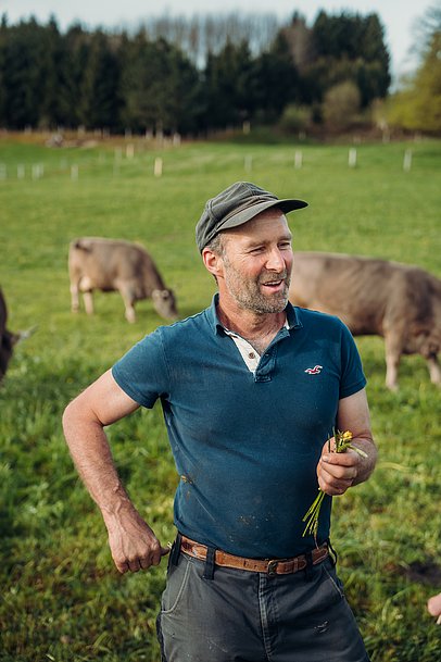 Landwirt Walter Schwärzler auf der Weide