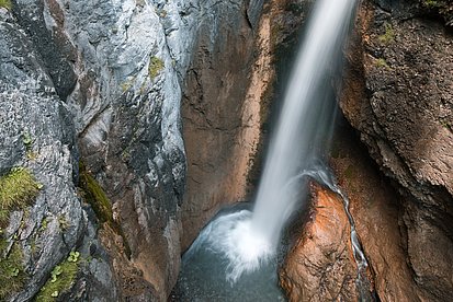 Wasserfall im Hölltobel zwischen hohen Felswänden