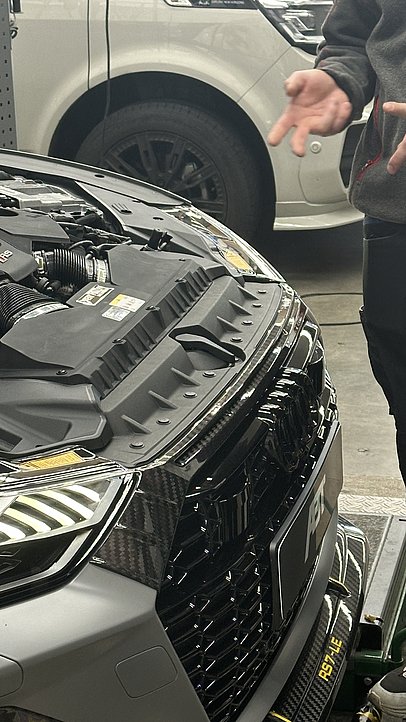 Offene Motorhaube
