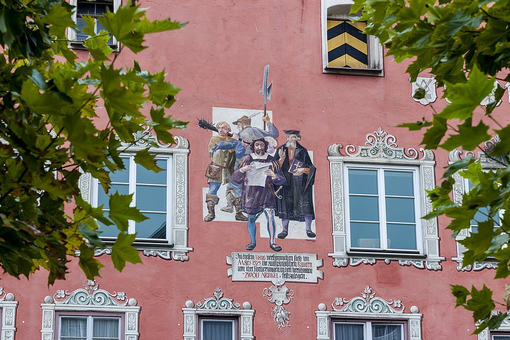 Haus der Kramerzunft mit historischem Fresko