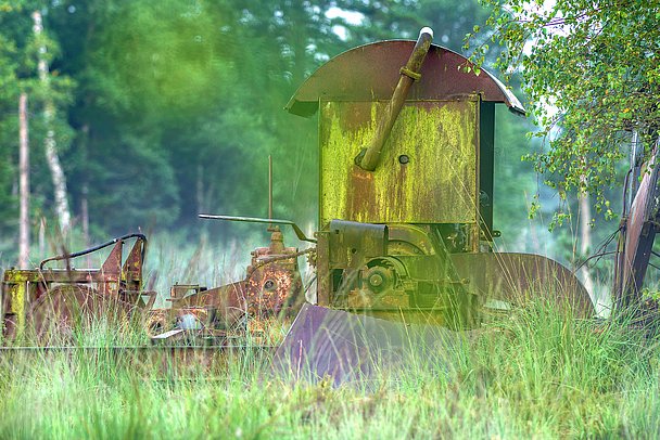 Maschine beim Haidgauer Torfwerk im Wurzacher Ried