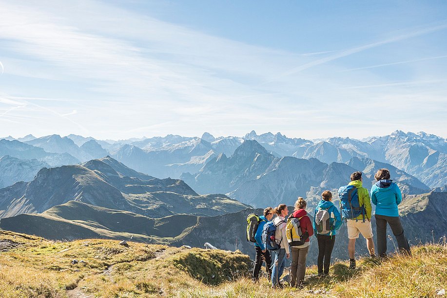 Wandergruppe am Nebelhorn vor Bergpanorama