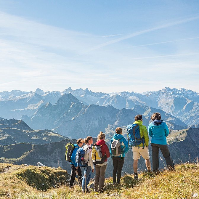 Wandergruppe am Nebelhorn vor Bergpanorama
