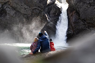 Familie bei Regenwetter an den Buchenegger Wasserfällen im Allgäu.
