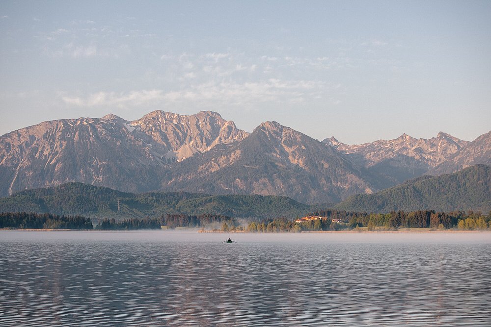 Hopfensee mit Bergpanorama