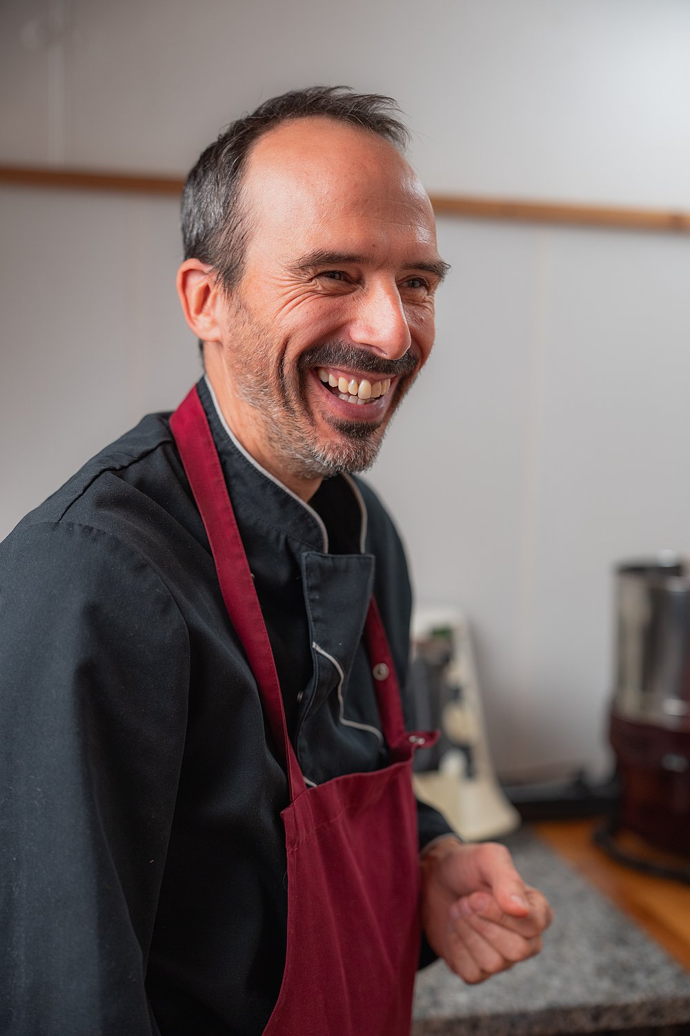 Porträt von Chocolatier Jonathan Baldinger , lacht