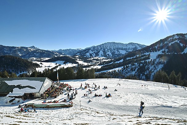 Buchel Alpe vor verschneitem Bergpanorama mit Sonnenterrasse und präpariertem Wanderweg Buchel Alpe vor verschneitem Bergpanorama mit Sonnenterrasse und präpariertem Wanderweg