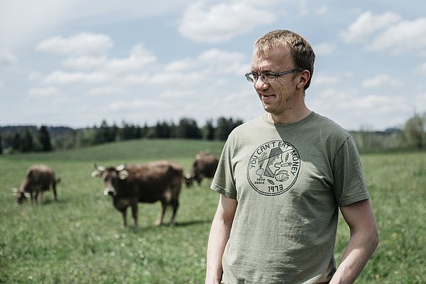Jakob Schweiger auf der Weide mit originalem Braunvieh
