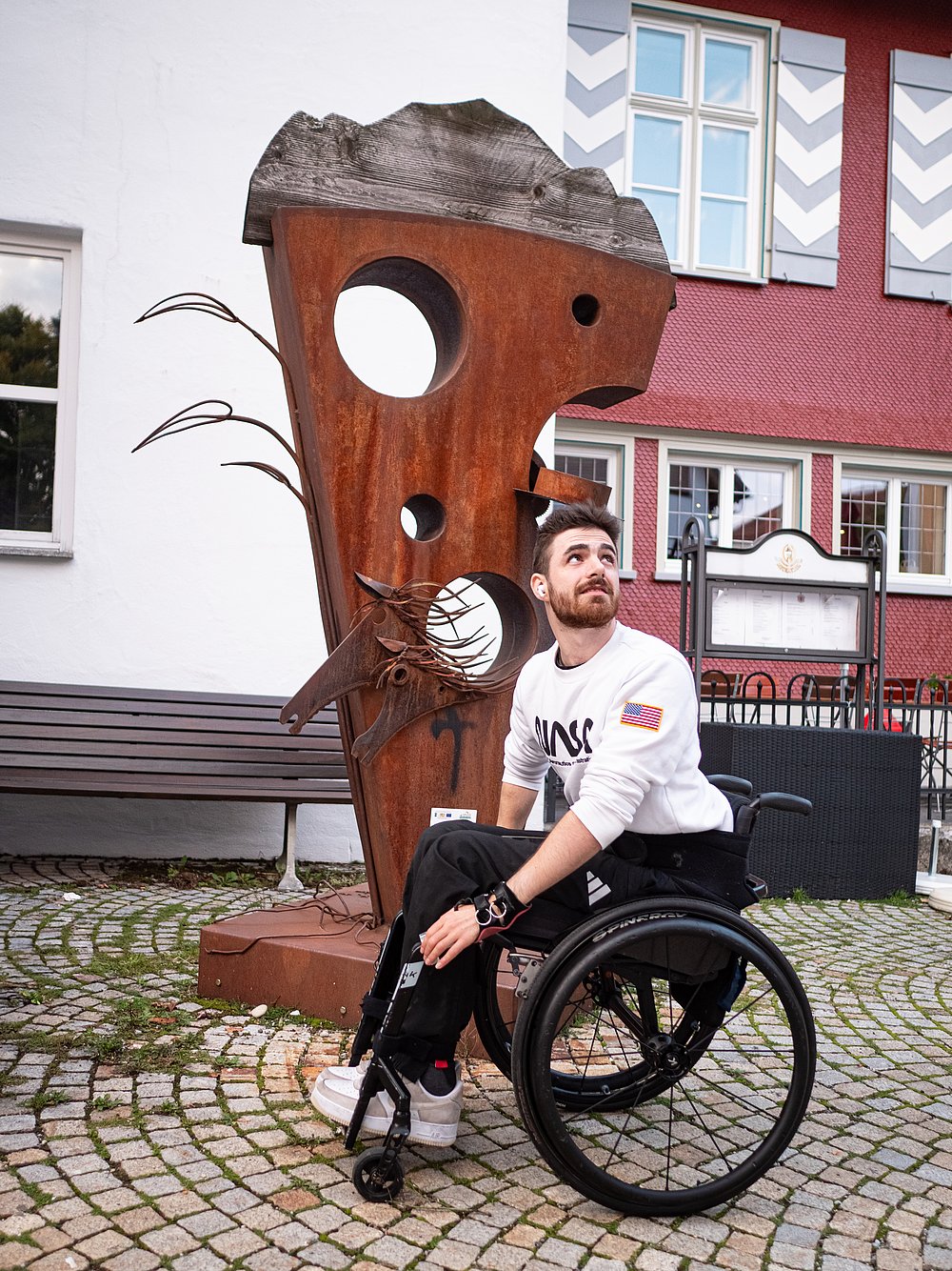 Moritz Brückner im Rollstuhl vor der Pferdeskulptur in Lindenberg