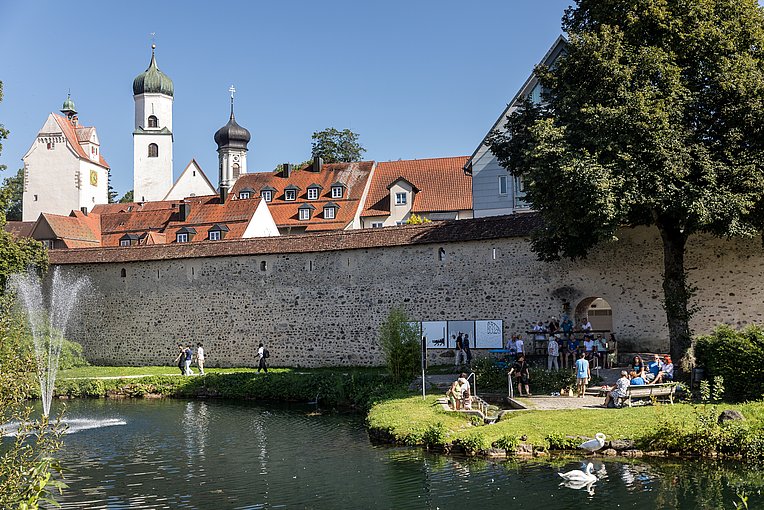 Stadtmauer mit Park in Isny, dahinter Türme