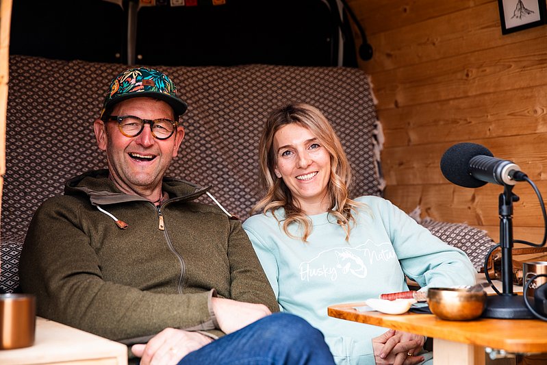 Marina Brutscher und Stephan Ehrmann im Podcast-Bus 