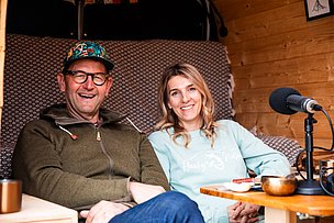 Marina Brutscher und Stephan Ehrmann im Podcast-Bus 