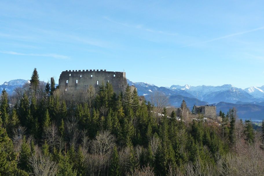 Der Blick auf die Ruinen Eisenberg und Hohenfreyberg