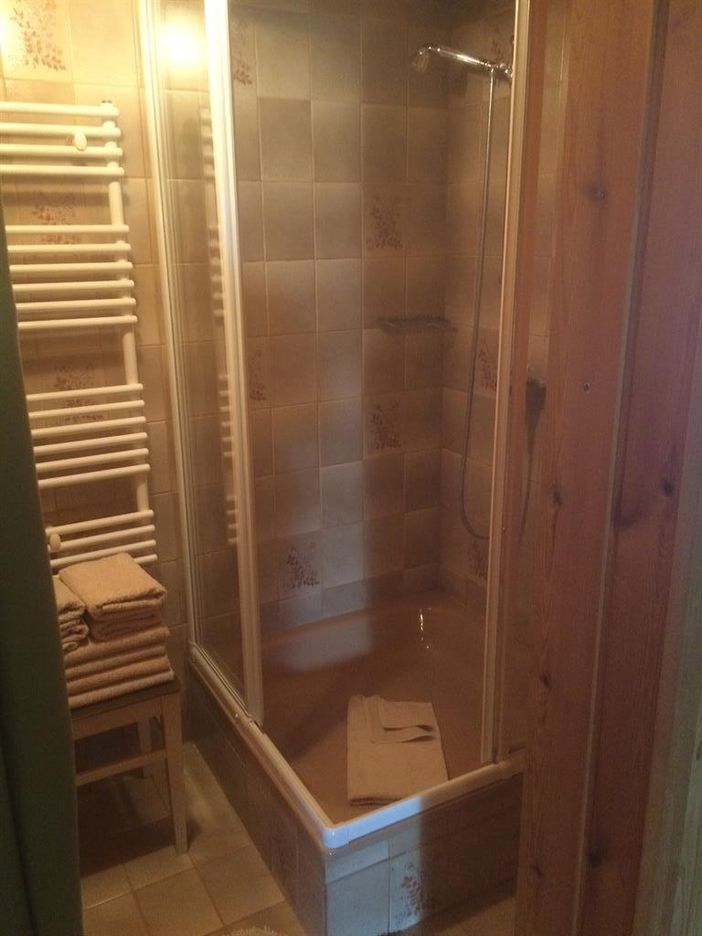 DUSCHE_VOR_KÜCHE_LINKS
