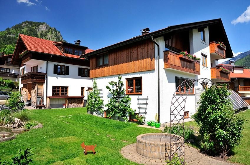 Hausansicht Süd mit Garten Sommer