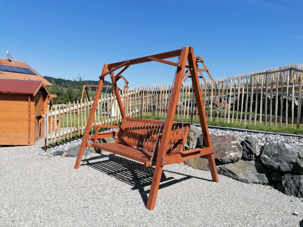 Gemütliche Holzschaukel am Ferienhof Hefele