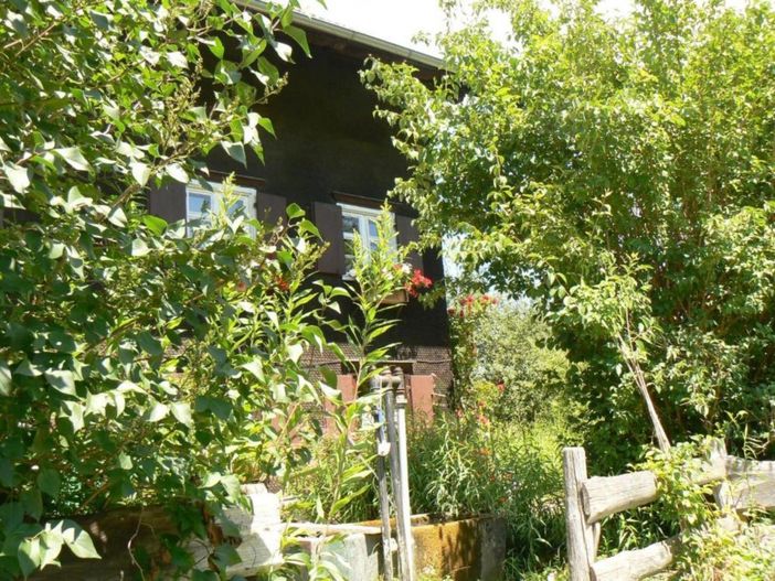 Brunnen vor dem Haus