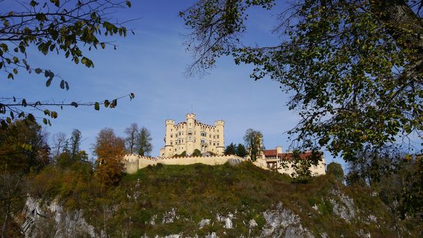 Das Schloss Hohenschwangau thront auf einem Felsen direkt über dem Alpsee.