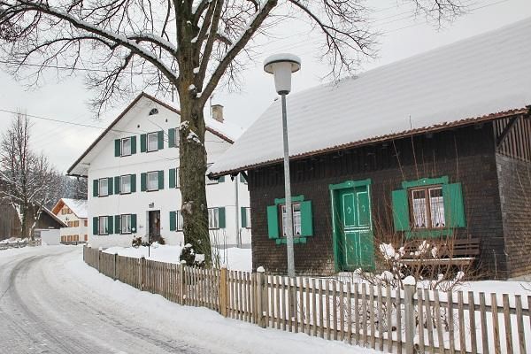 Haus und Gartenhaus im Winter
