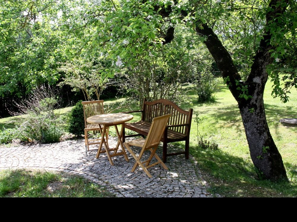 lauschige Sitzplätze und ein schön angelegter Barfußpfad erwarten Sie