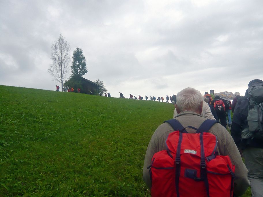 Pilger auf dem Weg nach Aigis