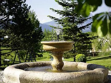 großer Garten mit Brunnen