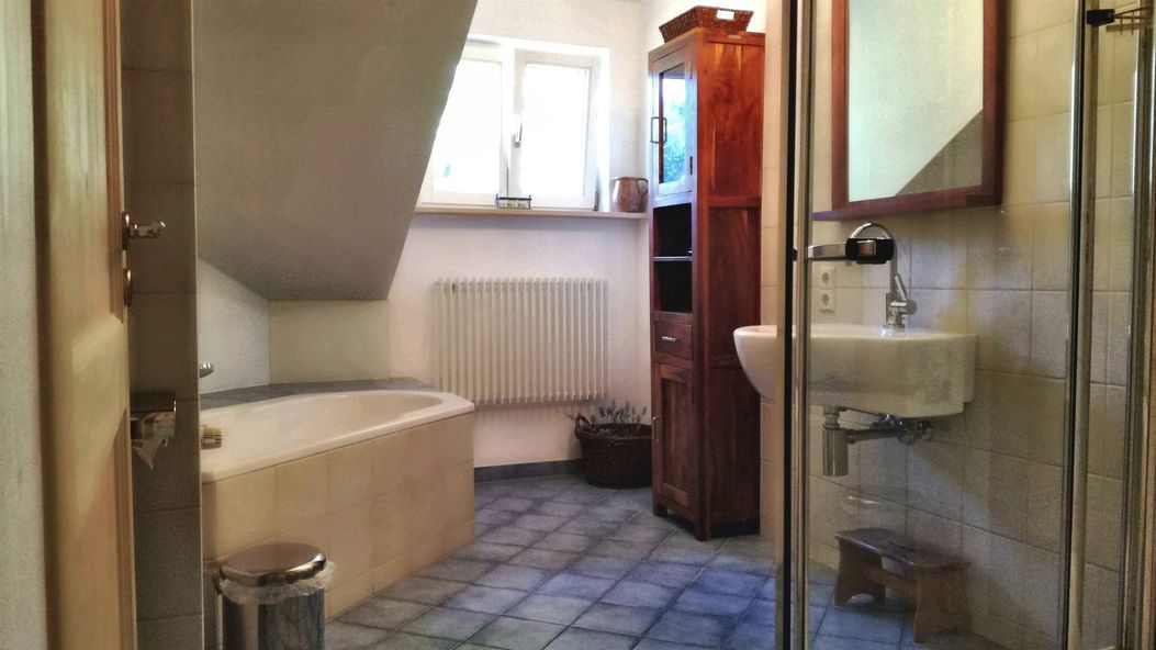 Bad mit Dusche/Badewanne und WC