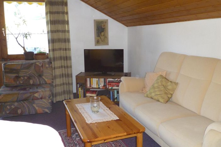 Wohnzimmer mit Fernseher
