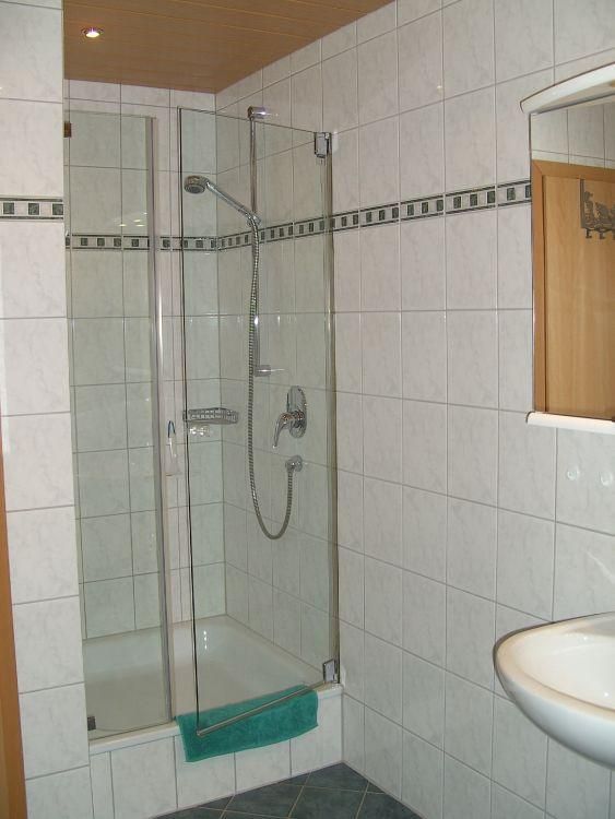 Badezimmer mit Dusche