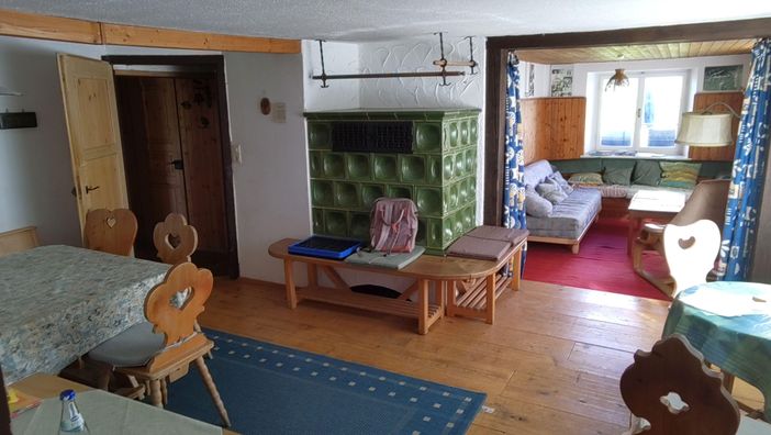 Wohnzimmer mit Kachelofen