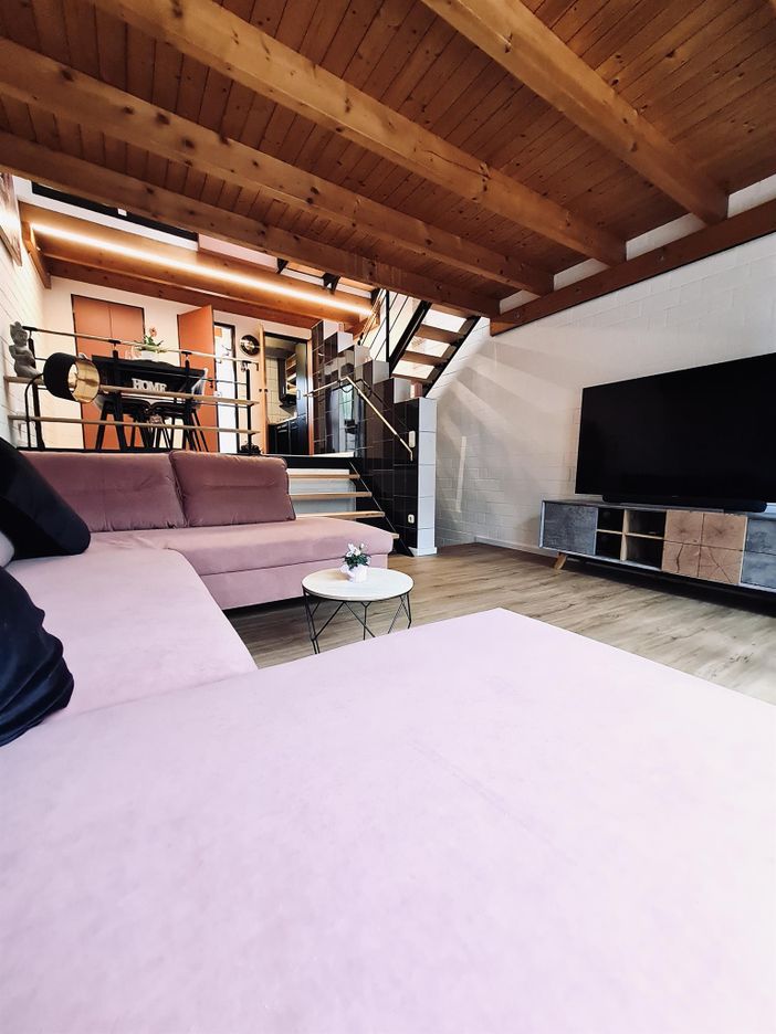 Couch mit Blick zum Essbereich Eingang und Küche