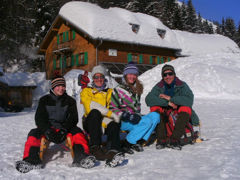 Fam. Bach beim Rodelausflug zur Schwarzenberghütte
