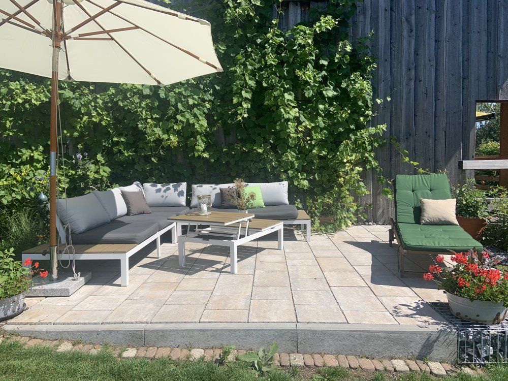 Sonnenterrasse am Ferienhaus mit großem Naturgarten im Allgäu