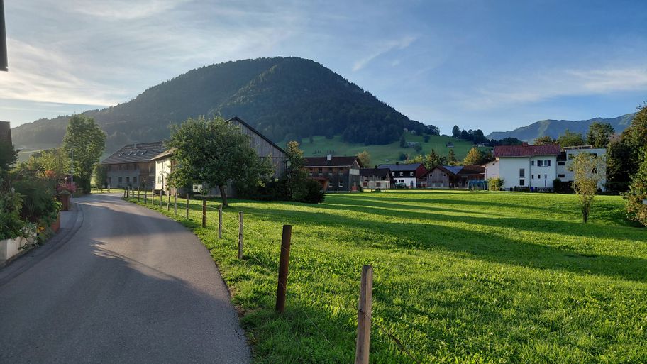 Parzelle Heideggen mit dem Hittisberg im Hintergrund