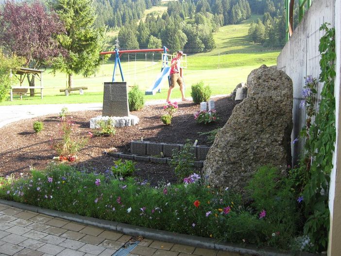 Unser neuer Steingarten hinter dem Haus