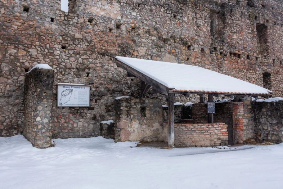 Gemäuer im Inneren der Burgruine Eisenberg.