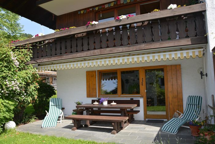 Blick auf Terrasse und Balkon