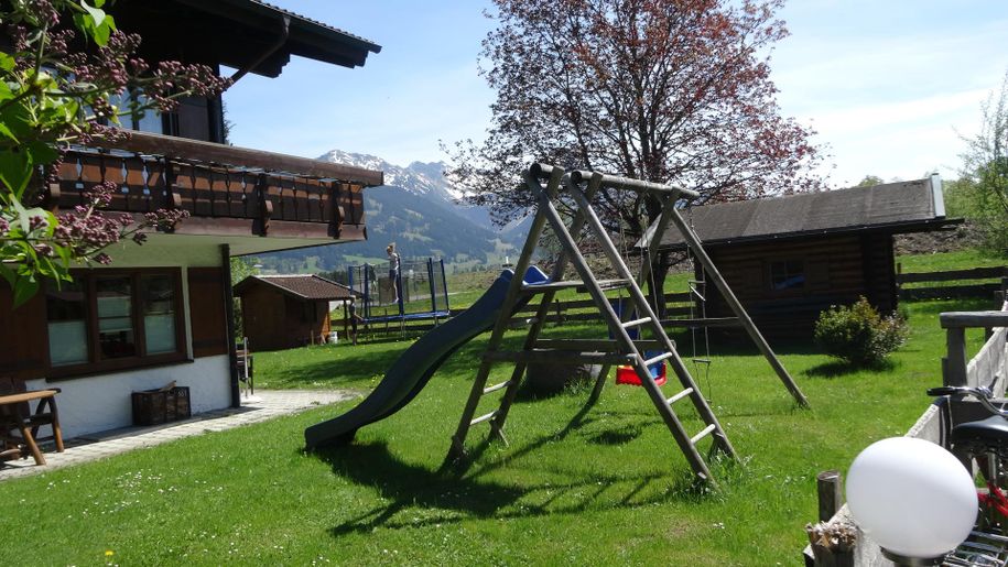 Spielplatz am Haus