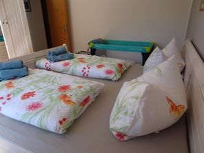 Schlafzimmer mit Kinderbettchen