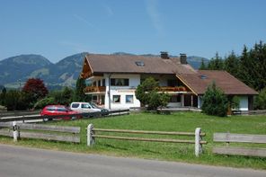 Haus Burgfrieden mit großem Parkplatz