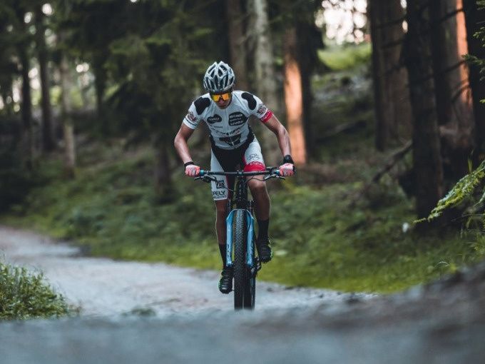 Ein_Mountainbiker_im_Wald_der_Adelegg_1_