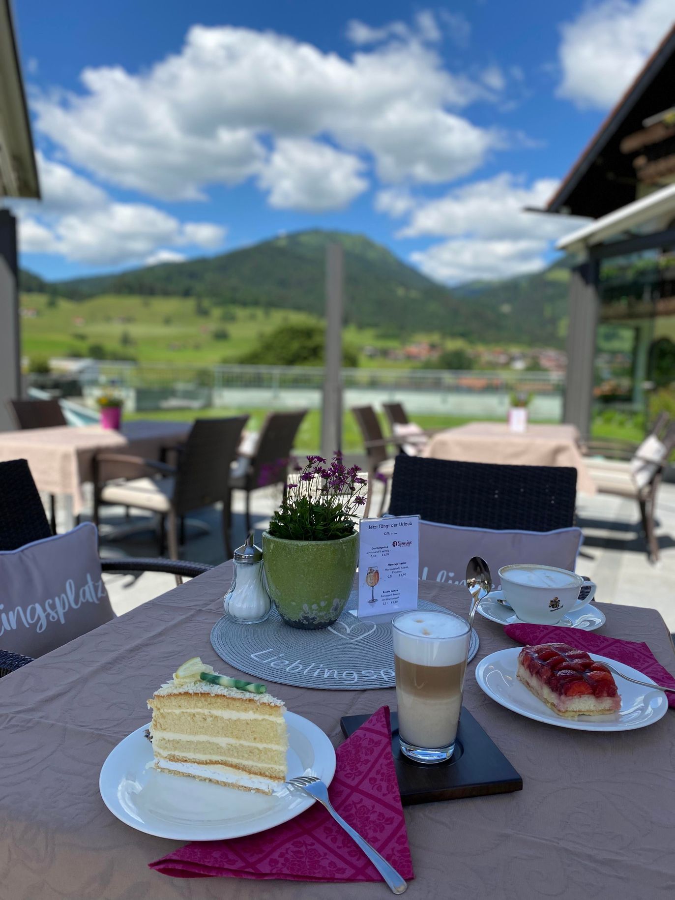 Berwanger Hof - Terrasse - Kaffee und Kuchen