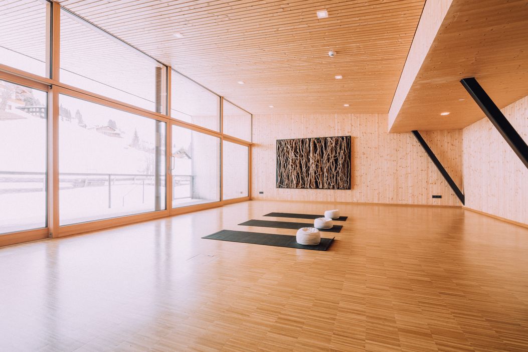 naturhotel_chesa_valisa_seminarraum_yoga_kissen_matten