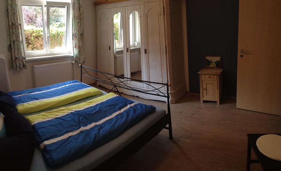 Schlafzimmer 1