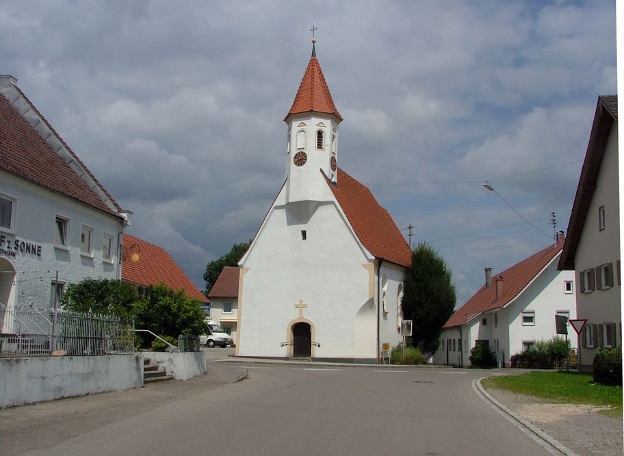 Die Filialkirche St. Leonhard in Oberschönegg.
