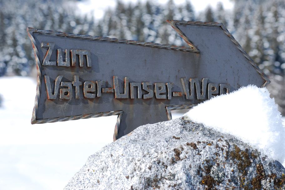 Eiserner Wegweiser zum Vater unser Weg